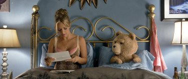 Ted 2: ted a letto con la sexy mogliettina interpretata da Jessica Barth