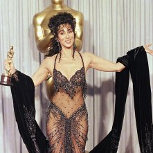Cher con il premio Oscar vinto per Stregata dalla luna