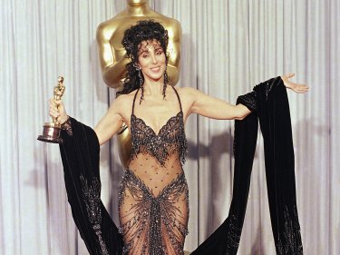 Cher con il premio Oscar vinto per Stregata dalla luna