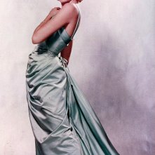 Grace Kelly fasciata dall'abito con addosso il quale ricevette l'Oscar per La ragazza di campagna