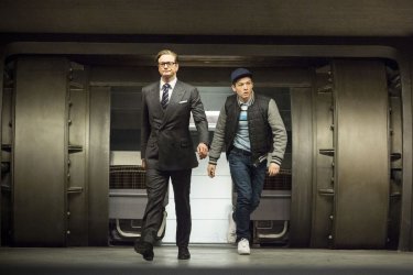 Kingsman: Secret service, Taron Egerton con Colin Firth in una scena