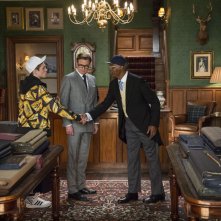 Kingsman: Secret service, Taron Egerton con Samuel L. Jackson e Colin Firth in una scena del film