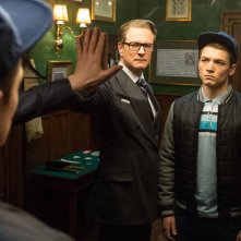 Kingsman: Secret Service, Colin Firth con Taron Egert allo specchio in una scena del film