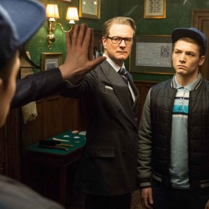 Kingsman: Secret Service, Colin Firth con Taron Egert allo specchio in una scena del film