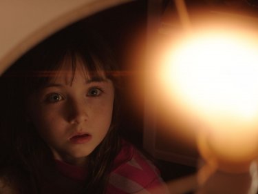 Poltergeist - la piccola Kennedi Clements in una scena