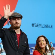 Berlino 2015: il Presidente Darren Aronofsky saluta la stampa, con lui i giurati Claudia Llosa e Daniel Bruhl