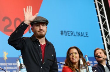 Berlino 2015: il Presidente Darren Aronofsky saluta la stampa, con lui i giurati Claudia Llosa e Daniel Bruhl