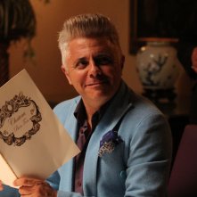 Non c'è 2 senza te: Dino Abbrescia sorridente in una scena del film