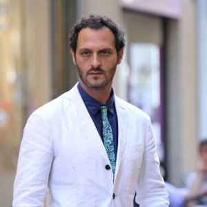 Non c'è 2 senza te: Fabio Troiano elegantissimo in una scena del film