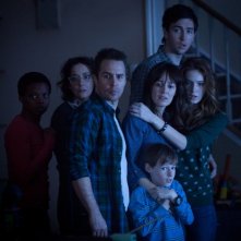Poltergeist: Sam Rockwell con Rosemarie Dewitt in una scena del film