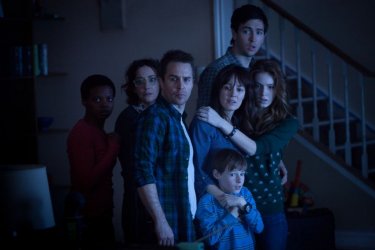 Poltergeist: Sam Rockwell con Rosemarie Dewitt in una scena del film