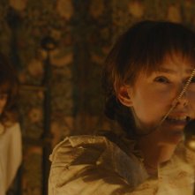 Angelica: Jena Malone con la piccola 'indemoniata' Eliza Holland Madore in una scena del film 