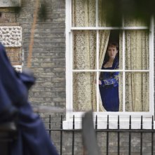 Angelica: Jena Malone guarda fuori dalla finestra in una scena del film