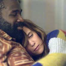 Nasty Baby: Tunde Adebimpe e Kristin Wiig in una scena del film