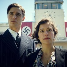 Woman in Gold: Tatiana Maslany con Max Irons in una scena
