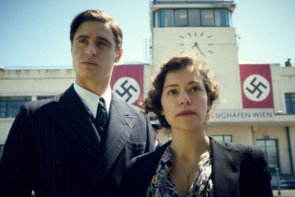 Woman in Gold: Tatiana Maslany con Max Irons in una scena