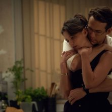 Woman in Gold: Ryan Reynolds abbraccia Katie Holmes in una scena