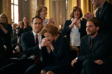 Woman in Gold: Ryan Reynolds, Helen Mirren e Daniel Brühl in una scena