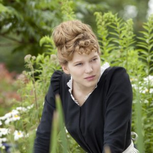 Diary of a Chambermaid: Léa Seydoux circondata dal verde in una scena