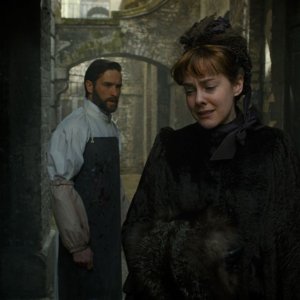 Angelica: Jena Malone insieme a Ed Stoppard in una scena 