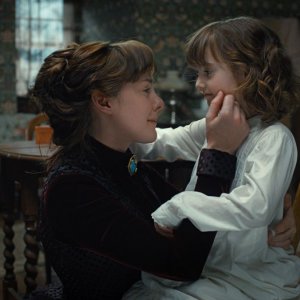 Angelica: Jena Malone con Eliza Holland Madore in una scena 