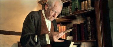 Mr. Holmes - Il mistero del caso irrisolto: Ian McKellen nei panni di un anziano Sherlock Holmes in una scena del film
