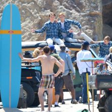 Love & Mercy: Paul Dano e gli altri Beach Boys imoegnati a girare sulla spiaggia