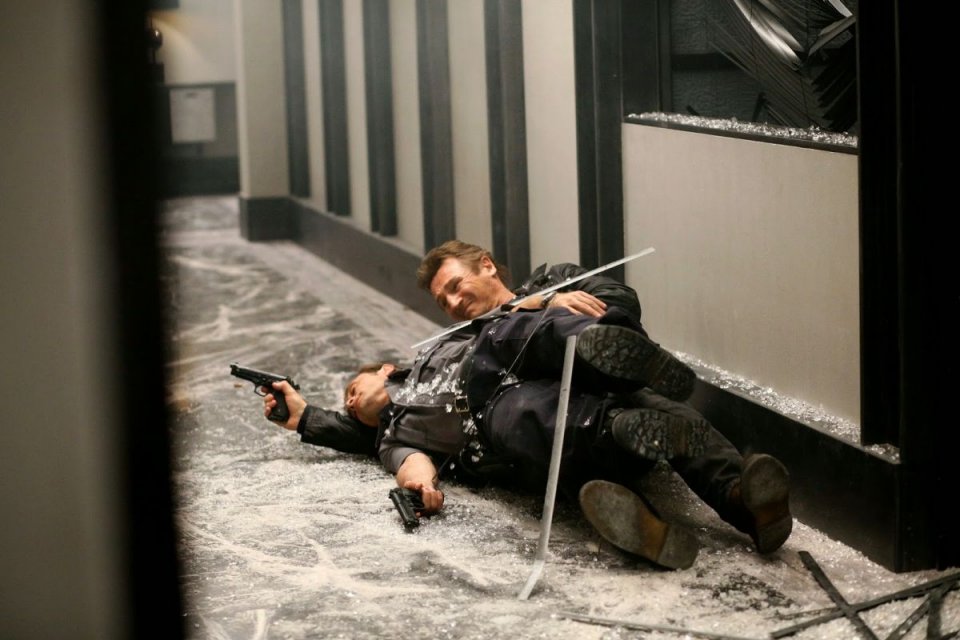 Taken 3 - L'ora della verità: Liam Neeson in una scena action tratta dal film