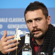 I Am Michael: James Franco impegnato a rispondere ai fotografi durante la conferenza stampa del film