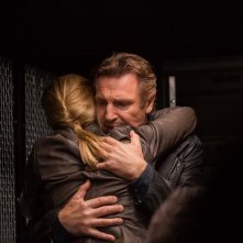 Taken 3 - L'ora della verità: Liam Neeson abbraccia Maggie Grace in una scena del film
