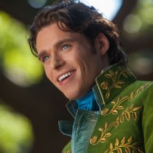 Cenerentola: il Principe Azzurro Richard Madden in una scena del film