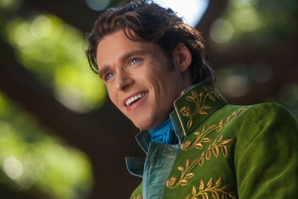 Cenerentola: il Principe Azzurro Richard Madden in una scena del film