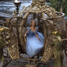 Cenerentola: Lily James scende dalla sua carrozza stregata in una scena del film
