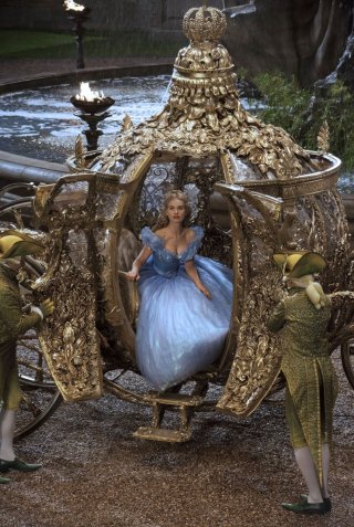 Cenerentola: Lily James scende dalla sua carrozza stregata in una scena del film