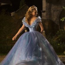 Cenerentola: Lily James nei panni di Cenerentola con il suo luccicante vestito da ballo in una scena del film