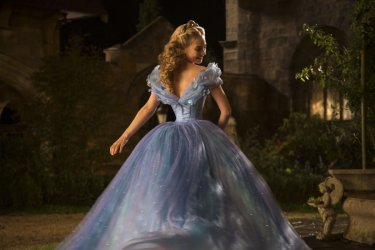 Cenerentola: Lily James nei panni di Cenerentola con il suo luccicante vestito da ballo in una scena del film