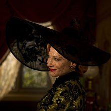 Cenerentola: la matrigna Cate Blanchett in una scena del film