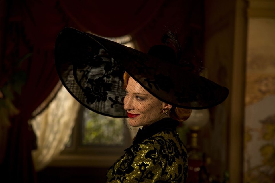Cenerentola: la matrigna Cate Blanchett in una scena del film