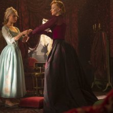 Cenerentola: Lily James con Cate Blanchett in un'immagine del film