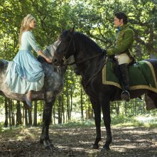 Cenerentola: Lily James con il suo principe azzurro Richard Madden in una scena del film