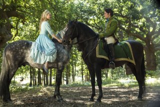 Cenerentola: Lily James con il suo principe azzurro Richard Madden in una scena del film