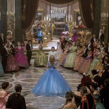 Cenerentola: Lily James e Richard Maddenal ballo in una scena del film