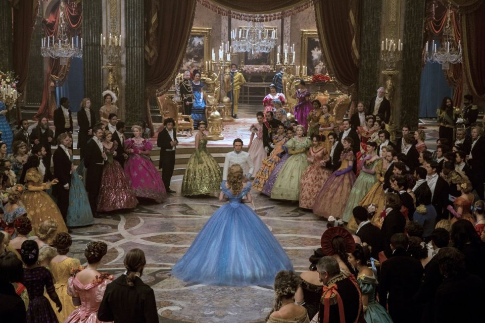 Cenerentola: Lily James e Richard Maddenal ballo in una scena del film