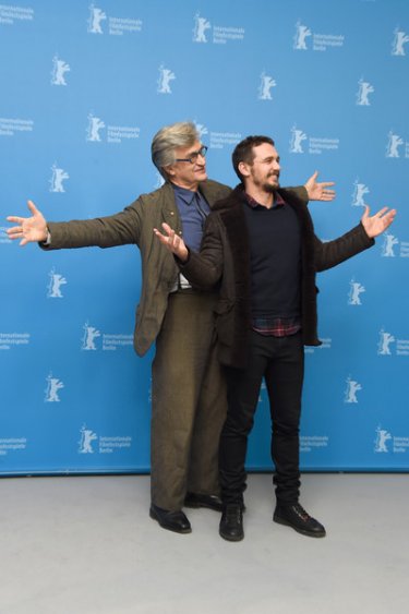 Wim Wenders - Ritorno alla vita: Wim Wenders e James Franco scherzano con i fotografi