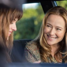 Cinquanta sfumature di grigio: Dakota Johnson con Jennifer Ehle in una scena del film