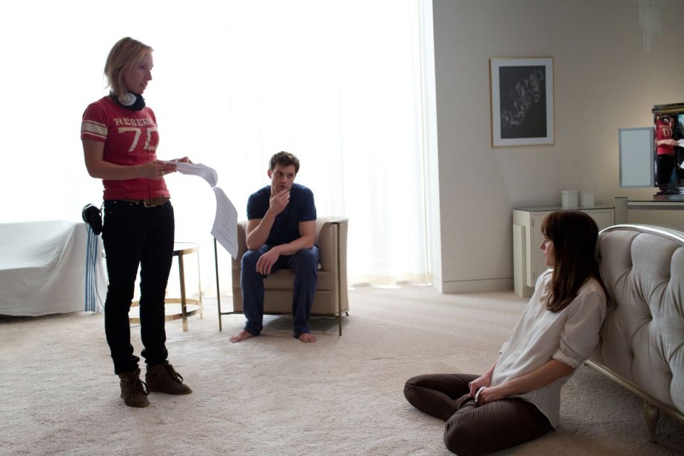 Cinquanta sfumature di grigio: la regista Sam Taylor-Wood sul set con Jamie Dornan e Dakota Johnson