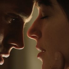 Cinquanta sfumature di grigio: Jamie Dornan con Dakota Johnson in una scena piena di passione tratta dal film