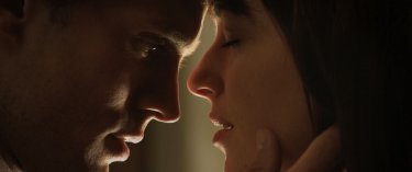 Cinquanta sfumature di grigio: Jamie Dornan con Dakota Johnson in una scena piena di passione tratta dal film