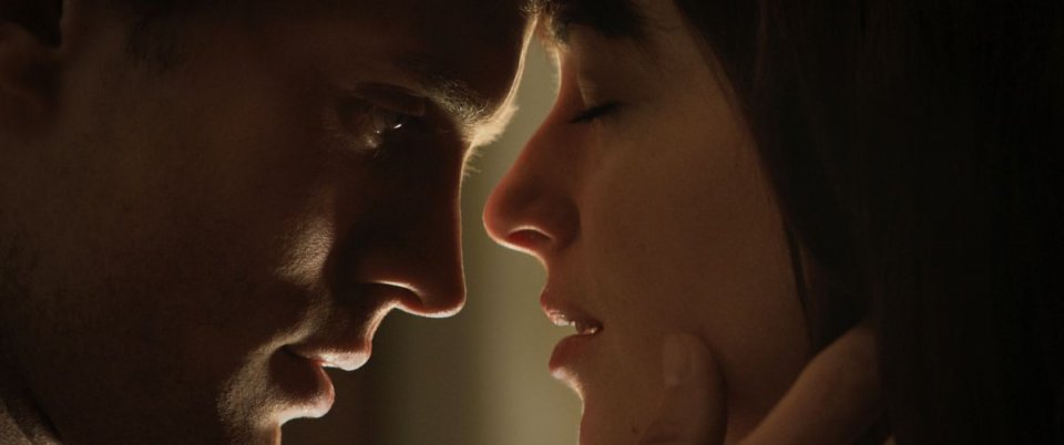 Cinquanta sfumature di grigio: Jamie Dornan con Dakota Johnson in una scena piena di passione tratta dal film