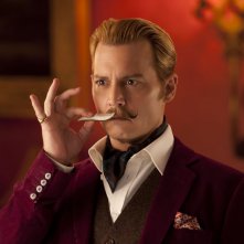 Mortdecai: Johnny Depp si sistema i baffi in una scena del film